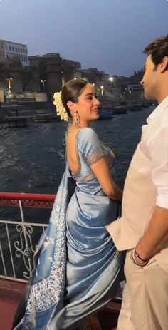 Jhanvi Kapoor Lehenga, Vintage Saree Look, Jhanvi Kapoor Saree, Vintage Bollywood Outfits, Janhvi Kapoor Saree, Vintage Indian Aesthetic, Teri Deewani, Teal Saree, Shaadi Outfits