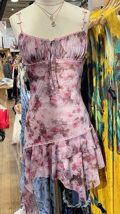 Shop: urban outfitters Photo: mine Hollister Style, Floral Dress Outfits, Pink Floral Dress, Floral Outfit, Glam Dresses, Dress With Cardigan, Types Of Fashion Styles, Pink Floral, Floral Dress