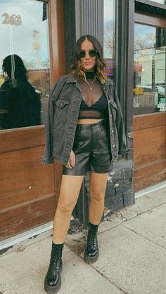 Edgy Going Out Outfit, Edgy Festival Outfit, Edgy Outfits Summer, Casual Festival Outfit, Black Festival Outfit, Leather Shorts Outfit, Punk Concert, Concert Outfit Rock