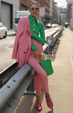 Pink Suits Women, Green Blazer Outfit, Pink Blazer Outfit, Green Outfits For Women, Summer Suit Women, Color Combos Outfit, Pink Suit, Over 50 Womens Fashion, Looks Street Style