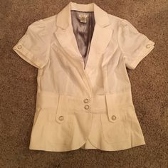 Brand New Studio Y Cream Short Sleeve Blazer In Size Small. It Has Two Pockets In The Front. Fitted White Blouse With Pockets, White Short Sleeve Outerwear For Summer, White Fitted Tops With Pockets, Fitted White Tops With Pockets, Button Down Jacket, Cream Blazer, Gold Belt, Jacket Shirt, Gold Belts