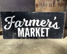 a sign that says farmer's market on it