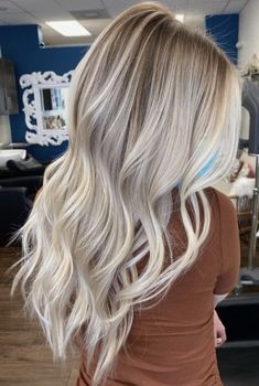 Cool Blonde Balayage Babylights, Platinum Teasy Lights, Platinum Blonde Balayage On Light Brown Hair, Balayage Bright Blond, Blonde Balayage Hair Color Ideas, Light Blonde Dimensional Hair, Creamy Blonde Shadow Root, Blonde With Depth Highlights, Blonde Hair Color Ideas For Summer Long