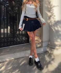 a good girls guide to murder | andie bell Fall Outfits Pleated Skirt, Short Skirt Fall Outfits, Pleats Skirt Outfit, Navy Mini Skirt Outfit, Pleated Skirt Fall Outfit, Pleated Skirt Outfit Fall, School Skirt Outfits, Pleated Skirt Outfit Summer, Navy Skirt Outfit