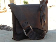 Handmade Leather Tote, Leather Projects, Purse Strap, Leather Bags, Beautiful Bags, Bags Shoes, Handmade Leather, Leather Accessories