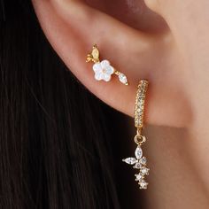 Enjoy the joy of butterflies year-round! Wear this cute butterfly drop earring with other chic earrings for a playful new look. Also a great gift for any occasion! Detail: -Material: 14k gold/silver plated with internal brass -Internal diameter: 9mm| 0.35" -Gauge: 20g | 0.8mm -single item * Piercings are sold individually for layering purposes. Sold individually. Mix and match the pieces for a unique layered look. * Get inspired: 365 days ear piercings challenges-clicker here for more ear style. Earlobe Piercings, Dream Accessories, Butterfly Earrings Gold, Ear Accessories, Ear Style, Dainty Studs, Chic Earrings, Jewelry Fashion Trends, Cute Butterfly