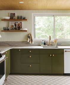 the kitchen is clean and ready for us to use it's counters are green