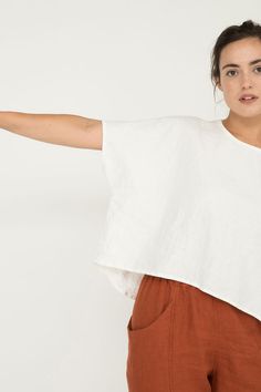 The Linn Tee is one of our simplest pieces, and sometimes simple is best. The oversized, generous fit is complemented by elbow-length dolman sleeves that don’t restrict the bicep. A bias-finished scoop neckline offers balancing softness. With a slightly curved hem that is shorter in front and longer in back, the cropped length pairs perfectly with high-waisted pants, and the structural cut offers beautiful folds and a trapeze-y, swingy, silhouette. Gauzy Dress, Elizabeth Suzann, Gallery Opening, Fabric Sewing Patterns, Wardrobe Inspiration, Heavy Lifting, Blouse Tops, Straight Stitch, Linen Top