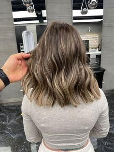 Ash Blonde Balayage On Brown Hair Short, Dark Regrowth Blonde Hair, Short Brown With Blonde Highlights, Bronze Baylage Hair, Babylights In Brown Hair, Brunette With Blonde Babylights, Balaye Hair, Brushlight Hair Blonde, Bruslight Hair