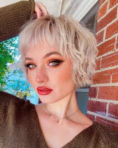 Kort Bob, Low Maintenance Hair, Bob Hairstyles For Fine Hair, Haircuts For Fine Hair, Short Blonde, Short Hair With Bangs, Short Hair Haircuts, Short Blonde Hair, Red Lipstick