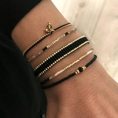 Schattige dubbele armband gemaakt van fijne bolletjesketting en elegante koordjes, met mooie bedeltjes in het midden. Maat: in lengte verstelbaar van 16 t/m 19 cm. Het model op de foto heeft een polsmaat van 15,5 cm. Handgemaakt in Nederland en voorzien van een officieel Mint15-label © Miyuki Bracelet, Beads Bracelet Design, Charms Bracelet, Handmade Jewelry Designs, Diamond Charm, Miyuki Beads, Jewelry Making Tutorials, Bracelet Black, Bracelet Collection