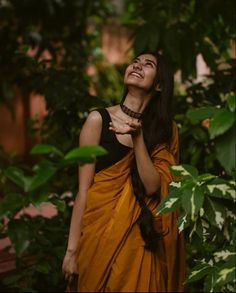 Traditional Saree Photo Poses, Vintage Indian Saree Aesthetic, Vintage Saree Aesthetic, Saree Vintage Photoshoot, Indian Women Aesthetic Outfits, Outdoor Saree Photoshoot, Women Saree Poses, Cute Saree Poses