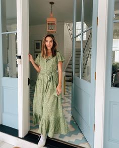 Gal Meets Glam Daily Look featuring Julia wearing Doen dress and Veja sneakers. Julia Berolzheimer, Petite Fashion Tips, Feminine Fashion, Gal Meets Glam, Grunge Look, Elegante Casual, Getting Dressed, 90s Grunge, Fashion Tips For Women