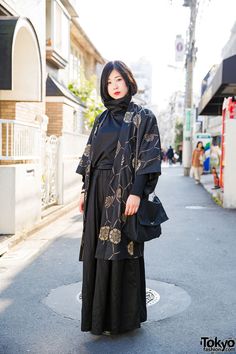 20-year-old Yoh’s minimalist Harajuku street style with Kujaku top and Kujaku wide leg pants, a resale kimono jacket, Comme Des Garcons bag, and black boots. Harajuku Street Style, Japan Fashion Street, Japanese Street Style, Modern Kimono, Harajuku Street, Tokyo Street Fashion