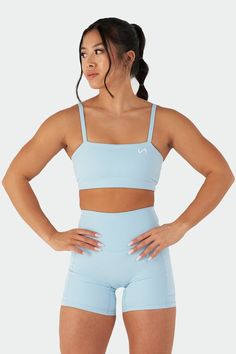 Especificaciones del modelo: Jacqueline mide 5'2", pesa 128 libras y usa una talla pequeña (Reset Bandeau Sports Bra)

 Las correas traseras múltiples convertibles brindan versatilidad Estilo Nueva apariencia y función frescas

 Elegante diseño de banda tubular de soporte bajo.

 Tejido Luxe-DNA™: Prácticamente ingrávido + suave como la mantequilla + transpirable + absorbente de sudor

 Tecnologías Infi-Soft DNA™, Infi-Stretch DNA™ e Infi-Defense DNA™

 Movilidad de entrenamiento óptima, co Cute Sports Bras, Gym Sets, Trendy Activewear, Gym Essentials, Gym Clothes Women, Sport Bra, Best Gym, Gym Fits, Workout Sets