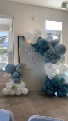 balloons are arranged in the shape of an arch