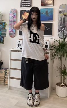 Comfy Outfits Baggy, Formal Baggy Outfit, Aesthetic Jorts Outfits, Outfits With Black Baggy Pants, Oversized Alt Outfits, Alternative Fashion Baggy, Goth Skater Outfits, Big Jorts Outfit, Baggy Jorts Women