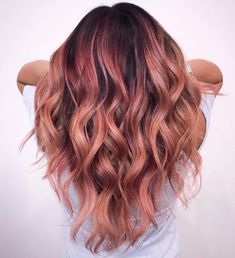 Novità per le appassionate dei capelli rosa: arrivano due nuovissime tendenze, i rose brown hair e i fruit juice, per una chioma irresistibile Cute Hair Colors For Short Hair Highlights, Subtle Pink Highlights In Brown Hair, Balayage Hair Rose, Rose Hair Color, Pink Hairstyles, Partial Balayage, Gold Balayage, Balayage Hairstyles