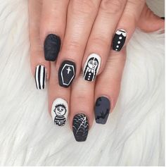 Adams Family Nail Designs, Wednesday Addams Nail Art, Adams Family Nails, Cute Short Halloween Nails, Addams Family Nails, Wednesday Addams Nails, Wednesday Nails, Short Halloween Nails, Ongles Beiges