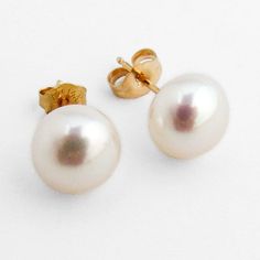 Vintage 14 K (.585) yellow gold stud earrings, decorated with Cultured Pearls. These beautiful earrings weigh a total 2.2 grams; Pearls are 9 mm in diameter. EA1804 Yellow Gold Stud Earrings, Gold Stud Earrings, Gold Stud, Pearl Stud Earrings, Pearl Studs, Gold Earrings Studs, Gold Studs, Cultured Pearls, Jewelry Earrings Studs