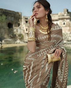 Nida Azwer sanoo Instagramissa: “Katas Raj - SS’19 Luxury Collection. Beige Moonstone - A colour that exudes neutrality and calm. It signifies understated opulence, yet…�” Modelling Career, Nida Azwer, Sana Safinaz, Indian Look, Indian Wedding Photos, Designer Saree Blouse Patterns, Indian Lehenga, Indian Bridal Fashion