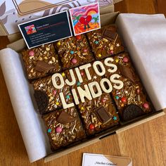 Idea de regalo para fechas importante, cumpleaños, aniversario. Brownie de chocolate. Ojitos Lindos. Brownie Decorado, Pizza Brownie, Brownies Decorados, Korean Cake, Cookies Pastry, Mini Donuts, Brownie Cake, Baking Mat