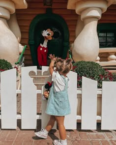 Disney World Outfits Winter, Kenzie Lunt, Disneyland With A Toddler, Disneyland Fits, Halloween Vacation, Outfits Disneyland, Fairytale Outfits, Disneyland Outfit Ideas