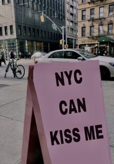 a pink sign that says nyc can kiss me