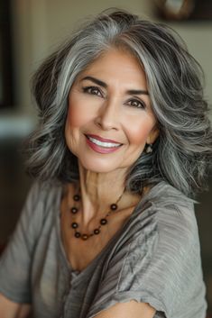 #Frisuren,Sind Sie bereit, Ihren Look aufzufrischen? Tauchen Sie ein in unsere Zusammenstellung von 80 Trendfrisuren, die ältere Frauen überall in ihren Bann zi... Yasmina Rossi, Beautiful Gray Hair, Going Grey, Silver Grey Hair, Woman Hair, Long Gray Hair, Going Gray, Silver Age, Advanced Style