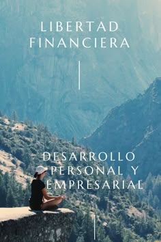 a person sitting on top of a cliff with mountains in the background and text reading libertad financiera desarrollo personal y empresiaria