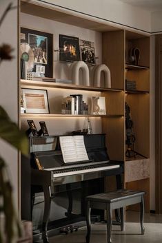 a piano is sitting in front of a book shelf