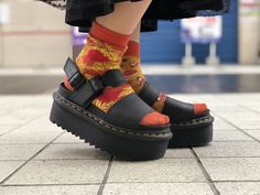 Dr Martens Sandals With Socks, Platform Sandals With Socks, Dress Wishlist, Doc Martens Outfit, Boots Style