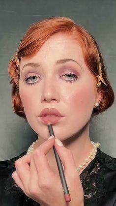 1920s makeup! Great Gatsby Inspired!!! #makeuptutorial #makeup #vintages... 1920 Hair And Makeup, Roaring 20s Makeup Gatsby, 1920 Makeup Gatsby, 20s Inspired Makeup, 20s Makeup Look, 20s Makeup Gatsby, Vintage Makeup 1920s