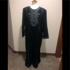 Women Black Abaya With Silver Stitching In Size M. Brand New Never Worn With Tags . 55” Long 20” Arm Pit To Arm Pit . Comes From Smoke/Pet Free Home Traditional Black Agbada With Dabka Detailing, Traditional Black Agbada With Dabka, Black Long Sleeve Agbada For Eid, Long Sleeve Black Agbada For Eid, Elegant Black Agbada For Eid, Black Maxi Length Thobe For Eid, Formal Black Kaftan With Dabka Detailing, Formal Black Kaftan With Dabka Embroidery, Black Long Thobe For Eid