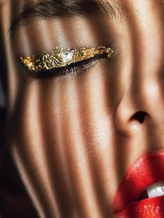 Make Up Gold, Makeup Gold, Mode Editorials, Make Up Inspiration, Gold Makeup, Trendy Makeup, Editorial Makeup