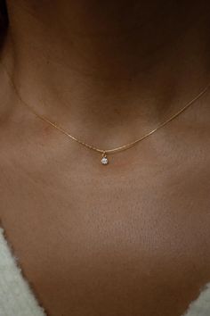 Layering Dainty Necklaces, Dainty Gold Necklace Aesthetic, Minimal Bride, Layering Jewelry, Dainty Necklaces, Solitaire Necklace, Minimal Necklace, Dainty Gold Necklace, Dainty Chain