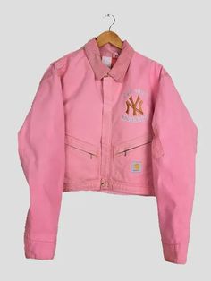 Carhartt x NY Yankees Crop Jacket | Yankees Carhartt Jacket Yankee Jacket Outfit, Pink Carhartt Jacket Outfit, Sweat Shirts Women Outfit, Carhartt Women Outfits, Carhartt Women's Outfit, Pink Carhartt Jacket, Cute Highschool Outfits, Swag Hats, Cute Online Clothing Stores