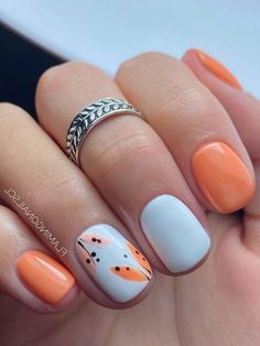 short coral and white nails with cute design Uñas Color Coral, Coral Nails With Design, Summer Nails 2023, Coral Nails, Nails Art Designs, Short Acrylic Nails Designs, Nails 2023