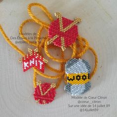 four different types of beaded objects on a white tablecloth with words written in french