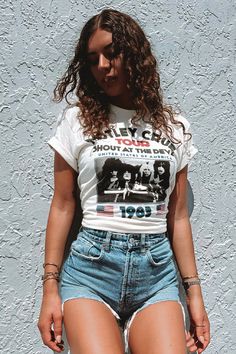 Motley Crue Devil Vintage Tee Graphic Tshirt Styling, Women’s Graphic Tee Outfit, White Band Tee Outfit, Outfits With Band Tees, Motley Crue Outfit, Cropped Band Tee, Band Shirts Outfits, Women’s Graphic Tees, Vintage Tshirts Outfit