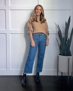 Chunky Sweater Wide Leg Jeans, Crop Wide Jeans Outfit, Straight Crop Jeans Outfit, Straight Leg Vs Wide Leg Jeans, Crop Jeans Winter Outfit, High Waist Cropped Jeans Outfit, Shoes To Wear With Cropped Jeans Winter, Straight Cropped Jeans Outfit Winter, Wide Leg Crop With Boots