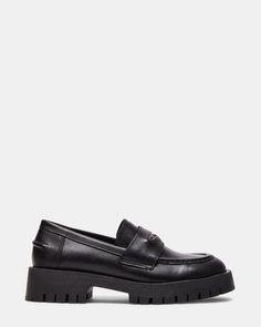 Supported by an extra-chunky lug sole, the LAWRENCE black leather loafer serves rugged durability and chic ’90s vibes. Shop here today! Loafers Steve Madden, Chic Black Outfits, Denim Short Jumpsuit, Sneakers Heels, Chic Sweatshirt, Outfits Retro, Steve Madden Store, Black Leather Loafers, 90s Vibes