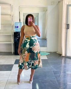 How to style a Pleated Skirt – AngelMbeks Semi Formal Brunch Outfit, Summer Work Looks, Simple Church Outfits Casual, Summer Church Outfits For Women, Style A Pleated Skirt, New Style Ideas, Hair Styles New, Well Dressed Women Classy, Fashion Hair Styles