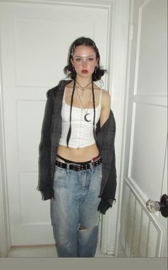 2000s Edgy Fashion, Croket Aesthetic, Grunge Outfit Inspo Winter, Cozy Fall Outfits Aesthetic Grunge, Grunge Pics Ideas, Chill Grunge Outfit, Slowdive Concert Outfit, Black Shirt Blue Jeans Women, Grunge Outfits Tank Top