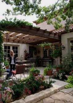 A beautiful pergola can add an element of elegance and sophistication to any outdoor space. It's a great way to provide shade and privacy, and can be customized to fit your specific needs. Zen Trädgård, Terrace Roof, Pergola Diy, Terrasse Design, Pergola Ideas, Backyard Porch, Small Backyard Patio