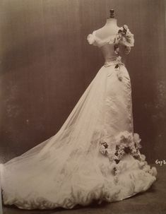 Worth gown 60734, 1901-2, image (c) Cathy Hay with permission of Victoria and Albert Museum Archives Worth Gowns, Cathy Hay, Beautiful Beach Wedding, Vintage Bride, Old Fashion