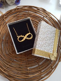 Color: on silver 14k gold plated Chain: .925 Silver Length: 40 cm 5 cm extension 45 cm Pendant size: 4 cm/1.8 cm Material: 925 Sterling Silver Weight:3.80 grams Infinity necklace, which is one of the jewelry products designed for couples, will become a symbol of your love and will be a concrete representation of your lifelong love. This necklace, which you can buy as a gift for the woman you love, will suit your neck with its yellow color. There is an option to print name and date. Stylish desig Couple Name Locket Designs, Mahar Chain Locket Design, Infinity Pendant Mangalsutra, Mahar Chain Design, Mangalsutra With Name, Gold Chain With Name Pendent, Mahar Locket With Name, Couple Name Pendant Design, Infinity Mangalsutra Designs