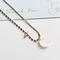 Découvrez la beauté sereine du ciel nocturne et de l’océan avec notre collier en pierre de croissant de lune.






 Le pendentif lune en coquillage blanc, simple mais captivant, est associé à deux chaînes de perles, ce qui en fait une parure saisissante.






 Élevez votre style et profitez de l'énergie apaisante que ce collier apporte.






 Dimensions : 40cm+5cm






 Matériaux: Acier au titane plaqué or , coquillage blanc, zircon Crescent Moonstone Necklace In Gold, Spiritual Crescent Moonstone Necklace, Moon Stone Necklace, Celestial Moon-shaped Natural Stone Necklace, Elegant Moon-shaped Necklace With Pearl Pendant, Sky And Ocean, Spiritual Moon-shaped Crystal Necklace With Moon Charm, Moonstone Necklace, The Night Sky