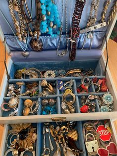 Costume  Vintage  Everything included  Box included (comes with key) Luxury Vintage Jewelry For Keepsake, Vintage Jewelry Ideas, Vintage Jewelry Antique, Antique Costume Jewelry, Antique Fashion, Jewelry Antique, Jewellery Sets, Vintage Costume Jewelry, Jewelry Vintage