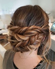 24 gorgeous messy wedding updos - TANIA MARAS | bridal headpieces + wedding veils Messy Wedding Hairstyles, Messy Wedding Updo, Fishtail Braid Wedding, Messy Wedding, Wedding Haircut, Unique Wedding Hairstyles